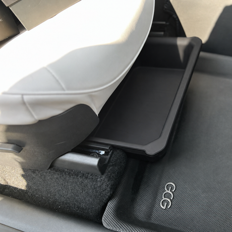 Praktisk opbevaring under sædet i Tesla Model Y fra 2021 og frem til 2024