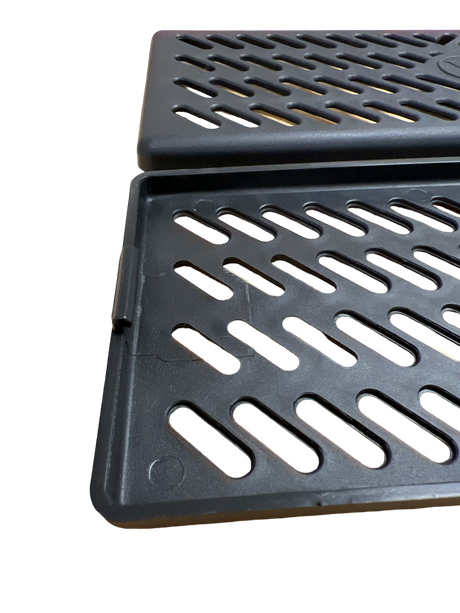 Nærbillede af de to sorte gitter-covers til ventilationskanalen på gennemsigtig baggrund