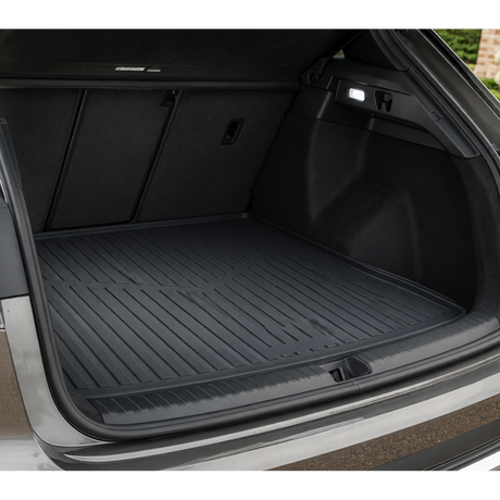 Sort bagagerumsmåtte monteret i åbent bagagerum på Audi Q4 E-tron / VW ID.4