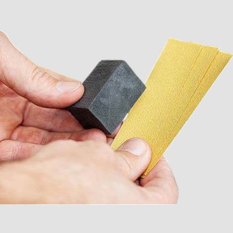 Reparationssæt til fælge med slibeblok og slibepapir til bilpleje.