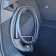 Sammenrullet ladekabel hængt op på bagagerumskrog i Renault Megane E-tech