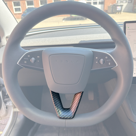 Tesla Model 3 Highland-rat med monteret rat-cover i carbon-look på nederste ege