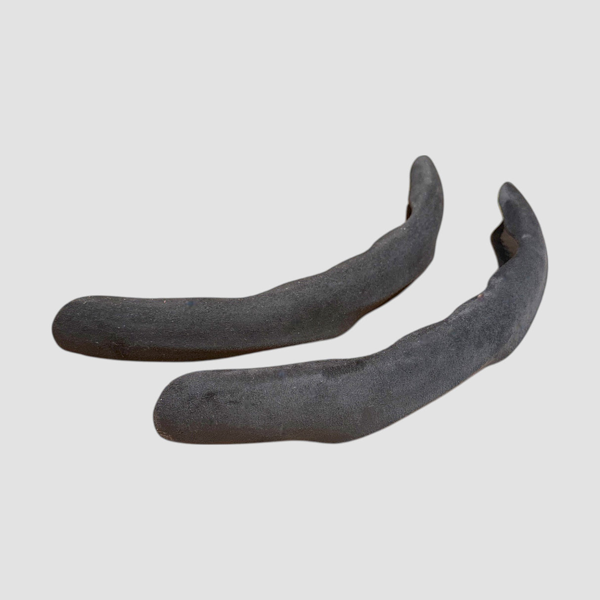 To dele af rat-coveret til Tesla Model 3/Y vist frit stillet, kløvet form