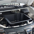 Rati frunk opbevaringsboks installeret i en Dacia Spring under motorhjelmen.