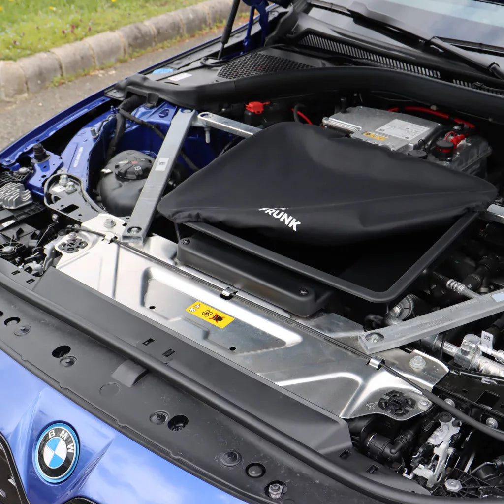 Rati frunk opbevaringsboks installeret i en hvid BMW i4 front bagagerum