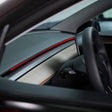 S3XY Strip LED-lys installeret på instrumentbrættet i en Tesla Model 3/Y, set fra førersiden.