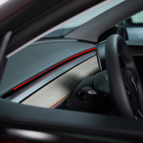 S3XY Strip LED-lys installeret på instrumentbrættet i en Tesla Model 3/Y, set fra førersiden.