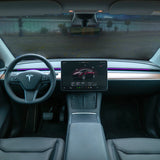S3XY Strip LED-lys installeret på instrumentbrættet i en Tesla Model 3/Y, set fra førersædet.