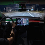 S3XY Strip LED-lys til Tesla Model 3/Y monteret på instrumentbrættet med rød og grøn belysning.