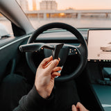 Hånd holder S3XY Stalks blinkearm foran Tesla Model 3 Highland rat.