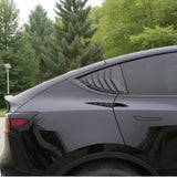 Sort Tesla Model Y med side louvres monteret på bagerste sidevindue