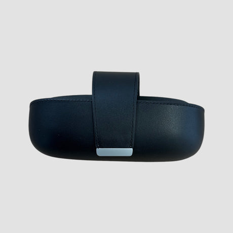 Solbrilleholder med magnet set fra oven i lukket position