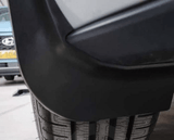 Sort stænklap monteret bag hjulet i hjulkassen på en VW ID.3