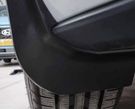 Sort stænklap monteret bag hjulet i hjulkassen på en VW ID.3