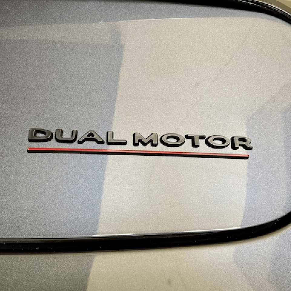 Dual Motor emblem (fl. farger)