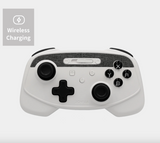 Hvid trådløs controller med stof-look frontpanel og 'Wireless Charging'-badge, på lys baggrund