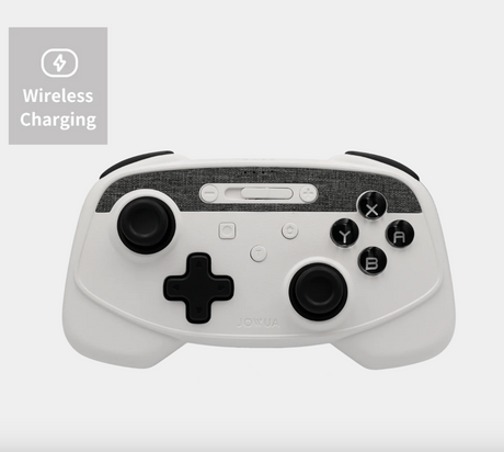Hvid trådløs controller med stof-look frontpanel og 'Wireless Charging'-badge, på lys baggrund