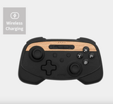 Sort trådløs controller med træ-look frontpanel og 'Wireless Charging'-badge, på lys baggrund