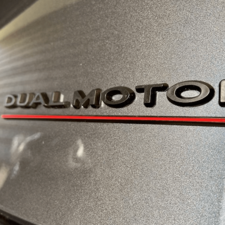 Dual Motor emblem (fl. farger)