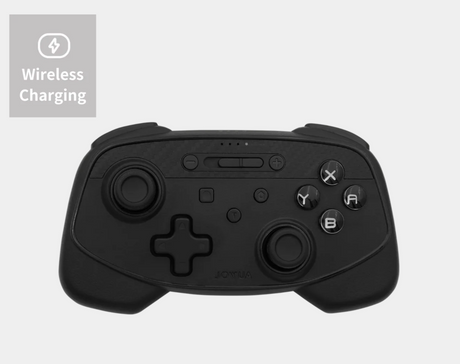 Sort trådløs controller i carbon-look med 'Wireless Charging'-badge, på lys baggrund