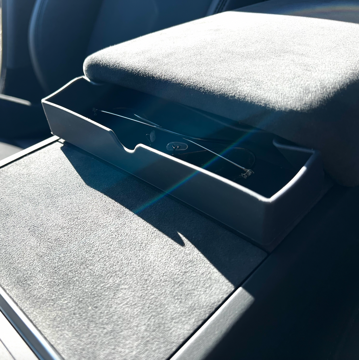 Solbrilleholder til Tesla Model 3/Y, integreret i midterkonsollen, med solbriller