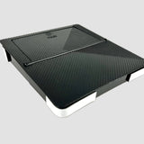 Sort skjult opbevaringsboks med ribbet låg set fra oven til Tesla Model 3/Y på lys baggrund