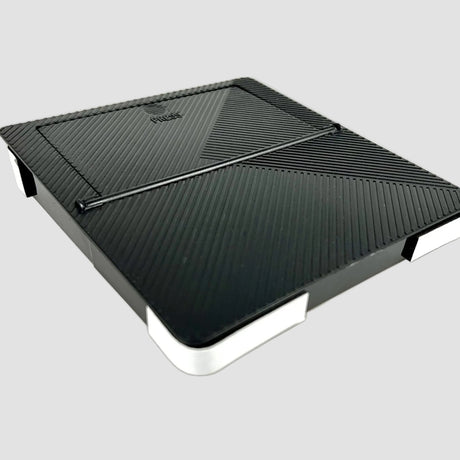 Sort skjult opbevaringsboks med ribbet låg set fra oven til Tesla Model 3/Y på lys baggrund