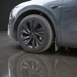 Tesla Model Y Juniper hjulkapsel monteret med rødt T-logo