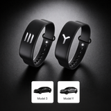 To sorte Tesla armbånd hvor der står 3 og Y på