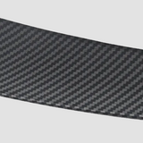 Nærbillede af Tesla Model Y-spoiler i mat carbon-look finish på lys baggrund