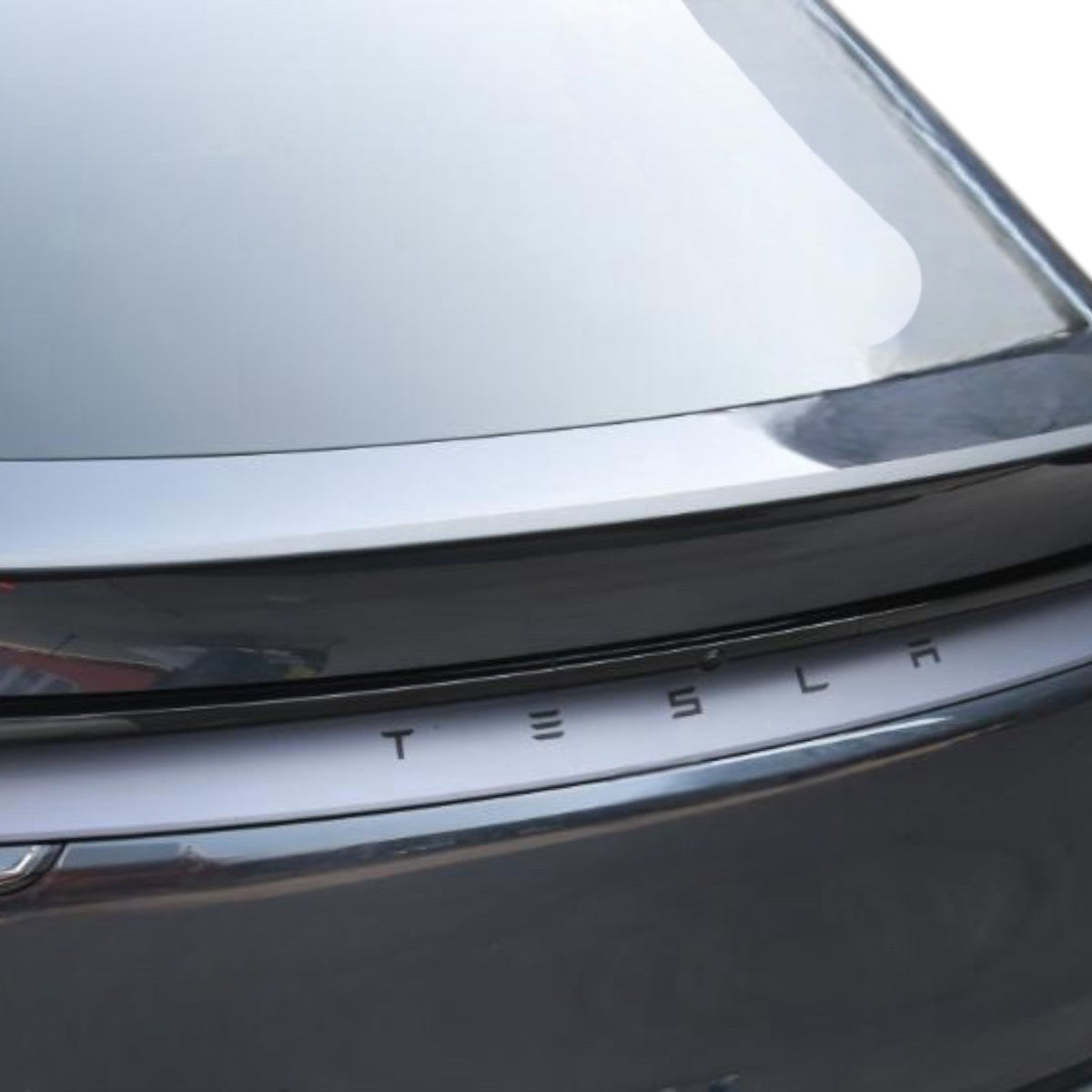 skrå vinkel af Performance spoiler monteret på Model Y Juniper – sporty udtryk