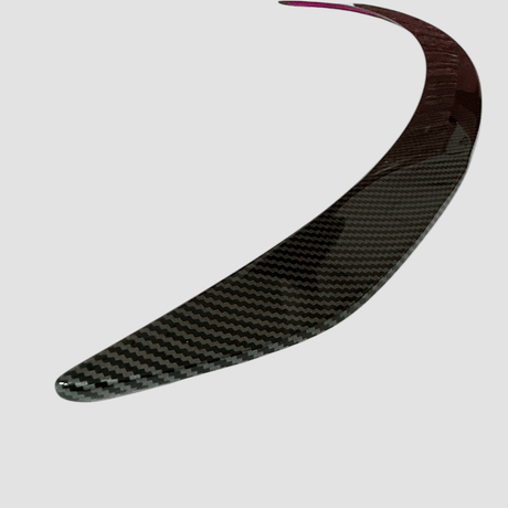 Pro spoiler i blank carbon-look til Tesla Model Y Juniper – tæt på visning af overflade og finish