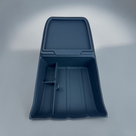 Midterkonsol-boks til Tesla Model Y Juniper set fra siden, viser opdelte opbevaringsrum