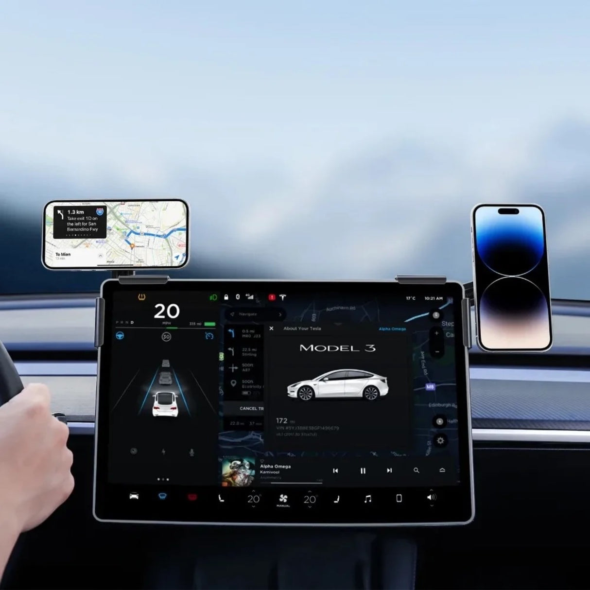 Telefonholder monteret på skærmen i en Tesla Model 3, viser navigation på skærm og telefon