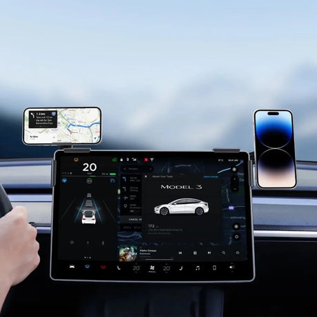 Telefonholder monteret på skærmen i en Tesla Model 3, viser navigation på skærm og telefon