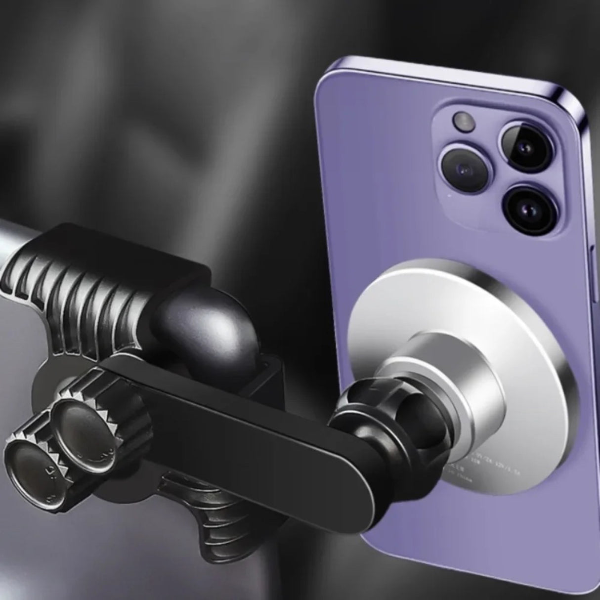 Nærbillede af lilla iPhone fastgjort med magnet på sort telefonholder