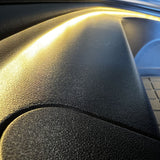LED lysbånd monteret i frunken på en Tesla Model 3/Y.