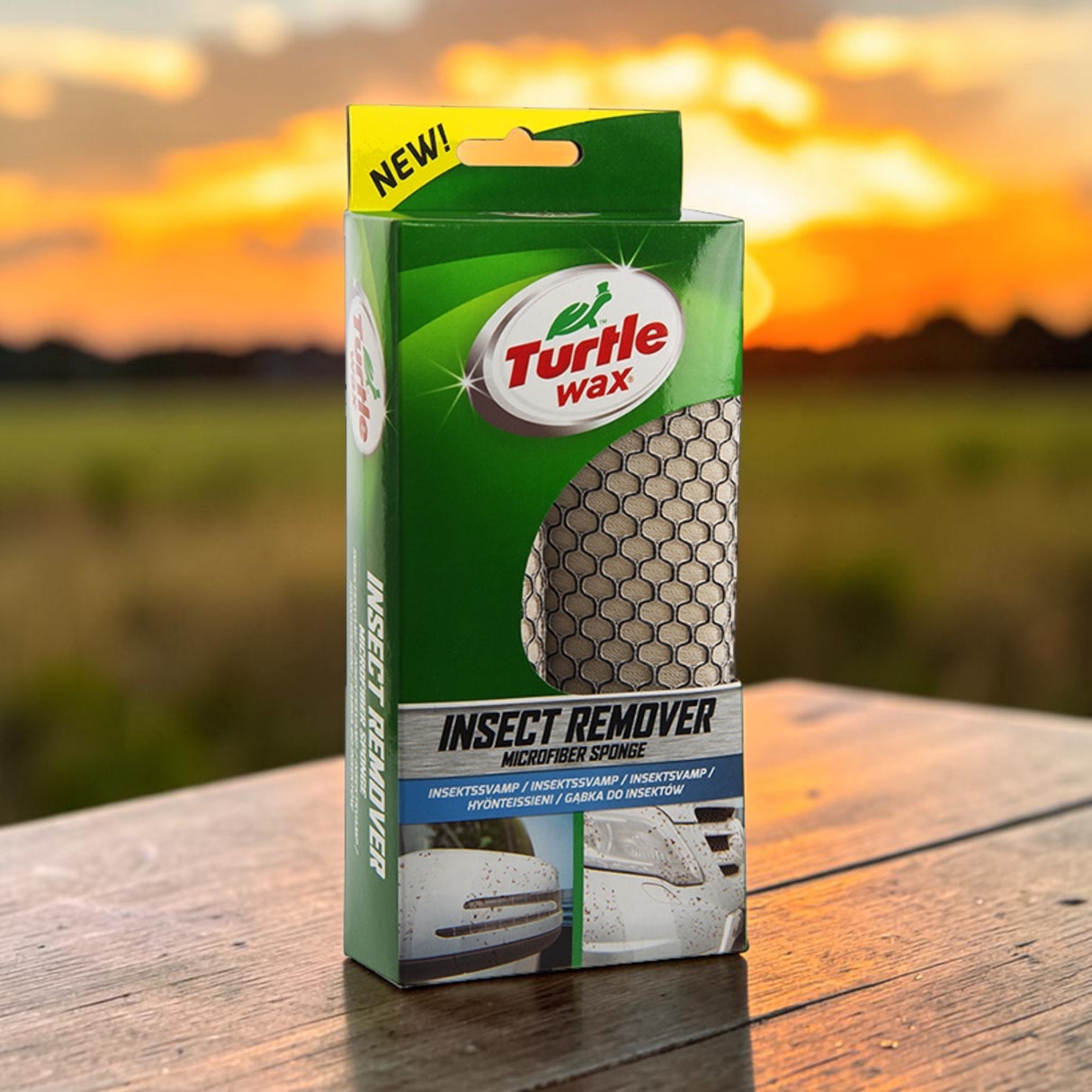 Turtle Wax Mikrofiber Insektsvamp emballage stående på træbord ved solnedgang