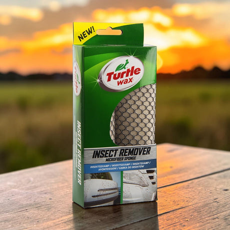 Turtle Wax Mikrofiber Insektsvamp emballage stående på træbord ved solnedgang