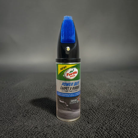 Turtle Wax Power Out Carpet & Rubber måtterens med indbygget børste, stående på tæppe