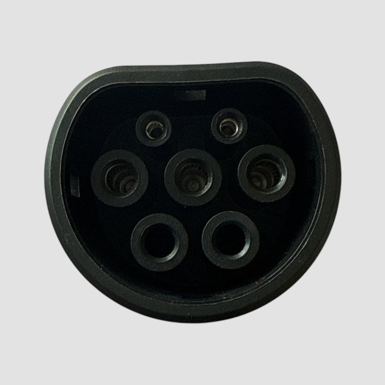 Nærbillede af en V2L-adapter til elbiler, som viser stikket.
