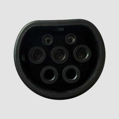Nærbillede af en V2L-adapter til elbiler, som viser stikket.