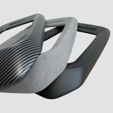 Tre midterkonsol cover varianter i carbon-look, grå alcantara-look og mat sort til VW ID.4 på lys baggrund