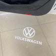 VW LED logo-lys der projicerer et hvidt Volkswagen-logo på jorden under døren