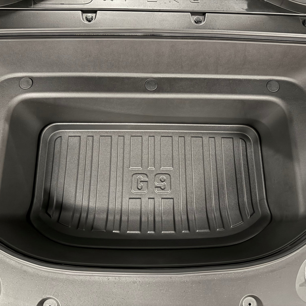 XPENG G9 frunk måtte i bagagerummet