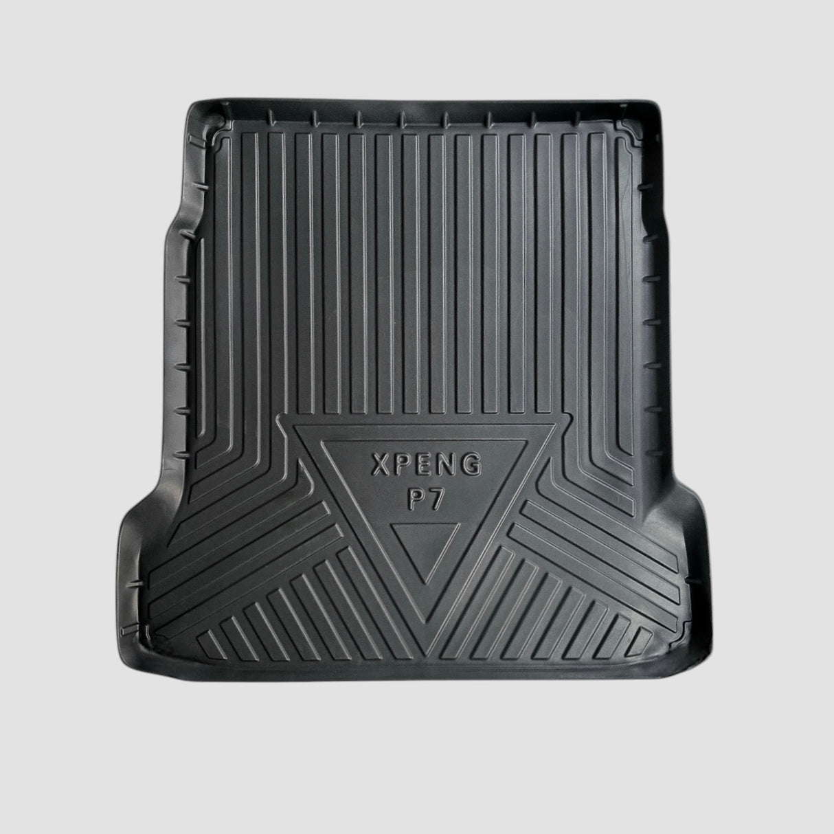 XPENG P7 All Weather bagagerumsmåtte i sort TPE gummi, med logo.