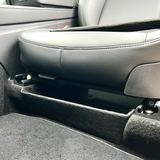 Deler til oppbevaring under setet til Tesla Model Y