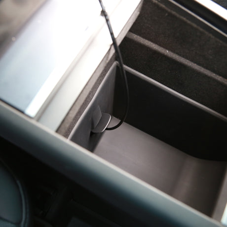 Silikoneindsats i Tesla Model Y Juniper med kabel til 12V-stik gennem indbygget hul