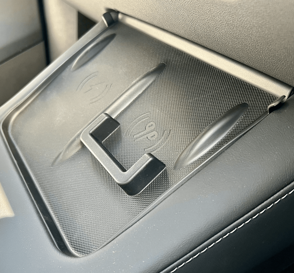 Cover til trådløs lader (smarttelefon + AirPod) til Tesla Model 3/Y