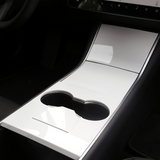 Hvidt cover monteret på midterkonsollen i en Tesla Model 3 før facelift
